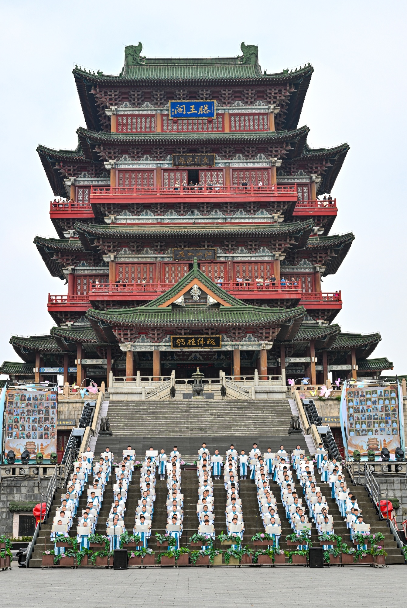 ▲江西应用科技学院700名大学生齐声诵读《正气歌》。