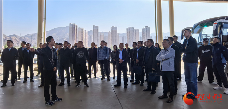 与会人员参观交流