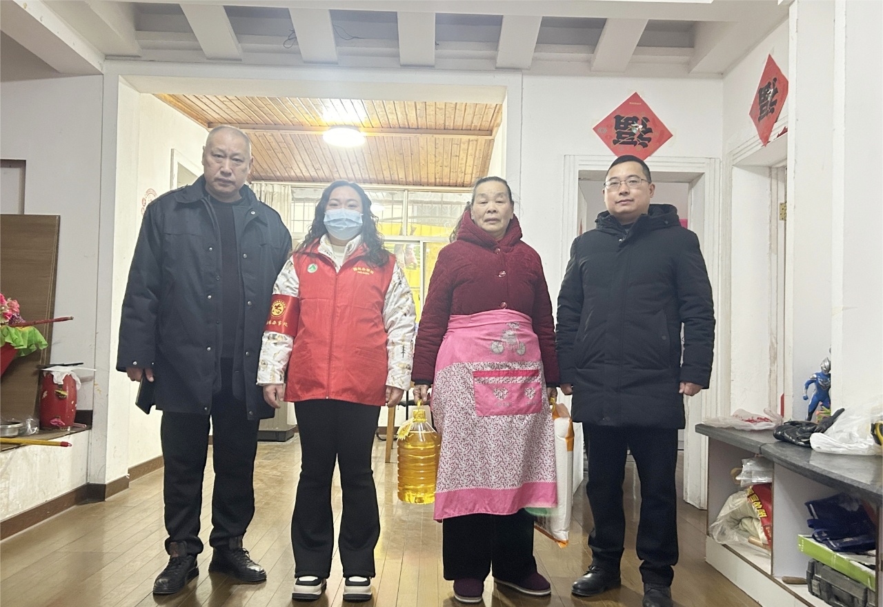 相关工作人员上门慰问