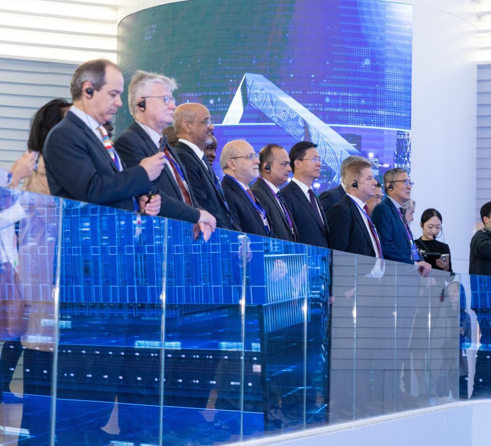 4月16日，驻华使节在雄安城市计算中心参观。李鑫 摄