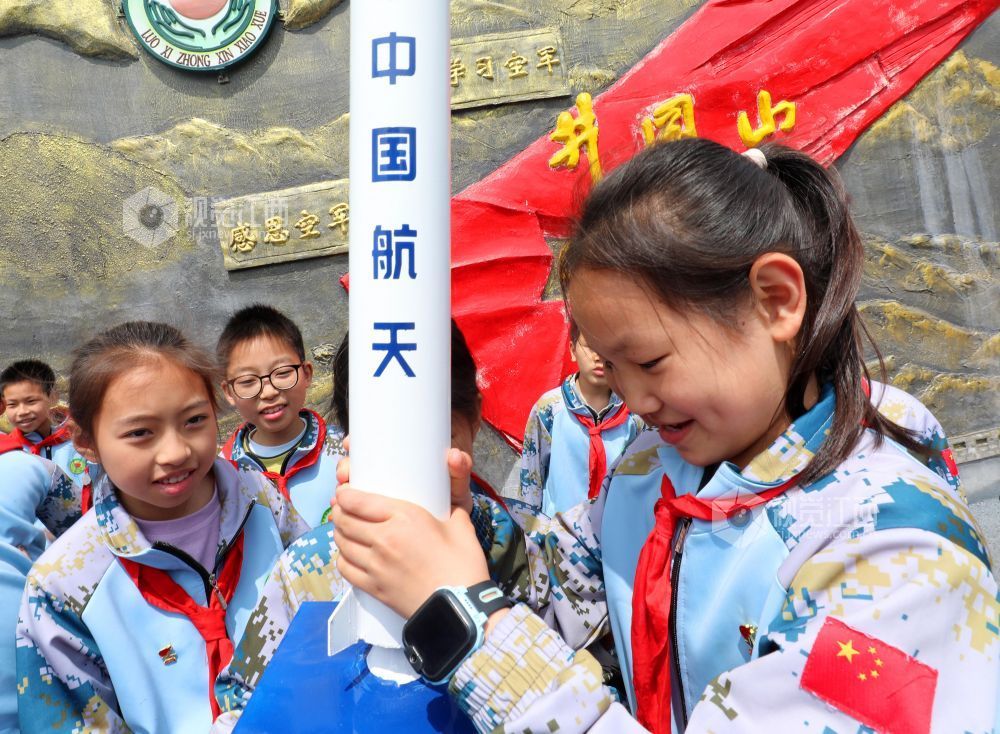 2026年4月23日，江西省吉安市泰和县螺溪镇中心小学校园，学生们正在参观长征运载火箭模型，学习了解航天知识，迎接中国航天日。