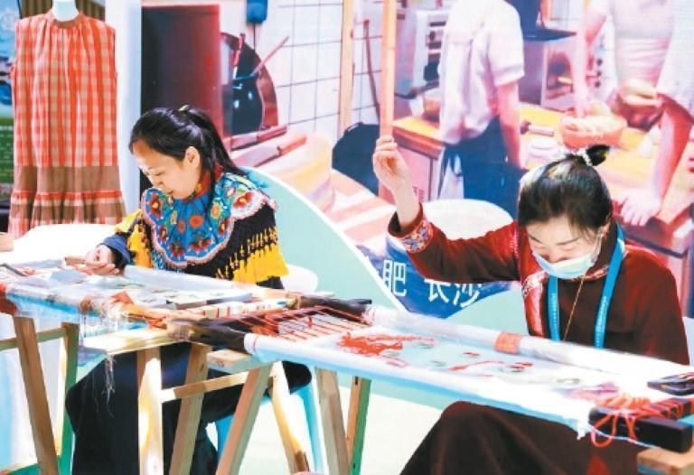 手作艺人在展示非遗技艺。