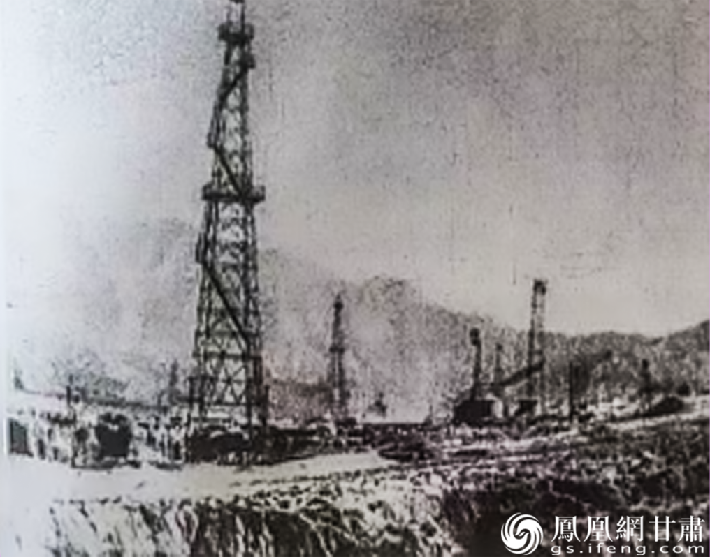 1954年的玉门油矿,一座座油井错落矗立。资料图片