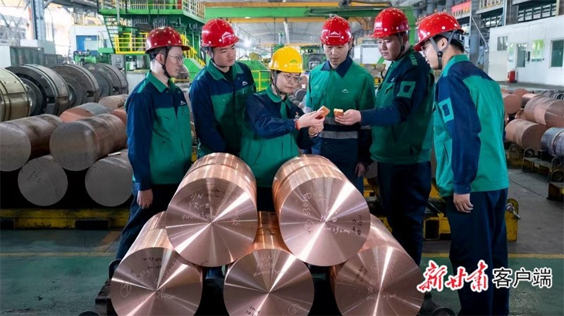 技术人员现场查验检测无氧铜坯料表面质量、氧化情况、铜色对比，进行工艺探讨。