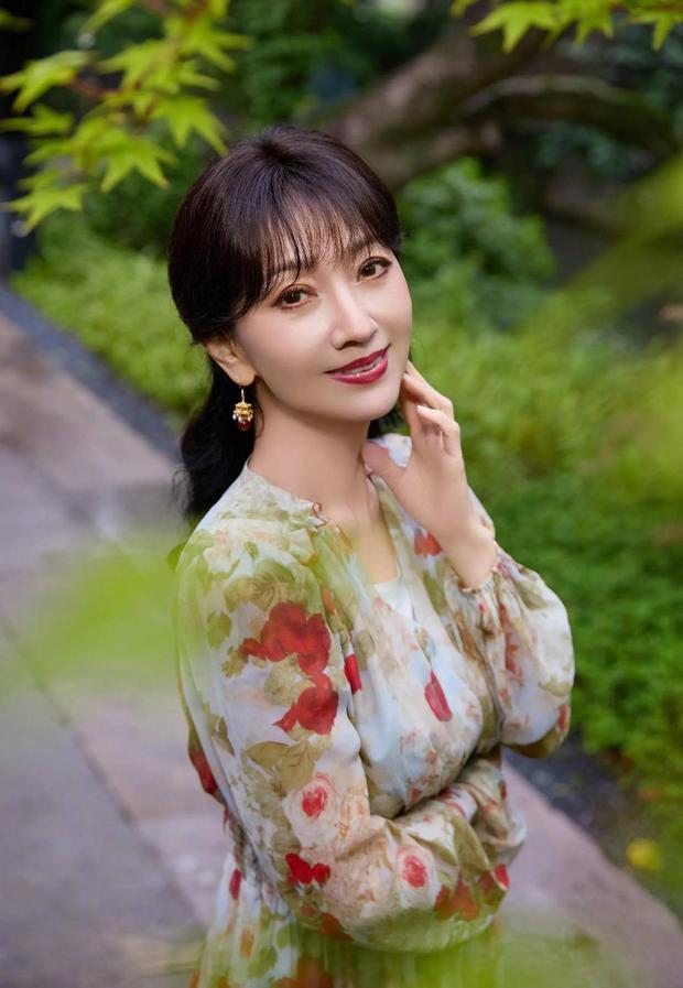 赵雅芝的皮肤光滑白皙，脸色红润有光色，状态超好。