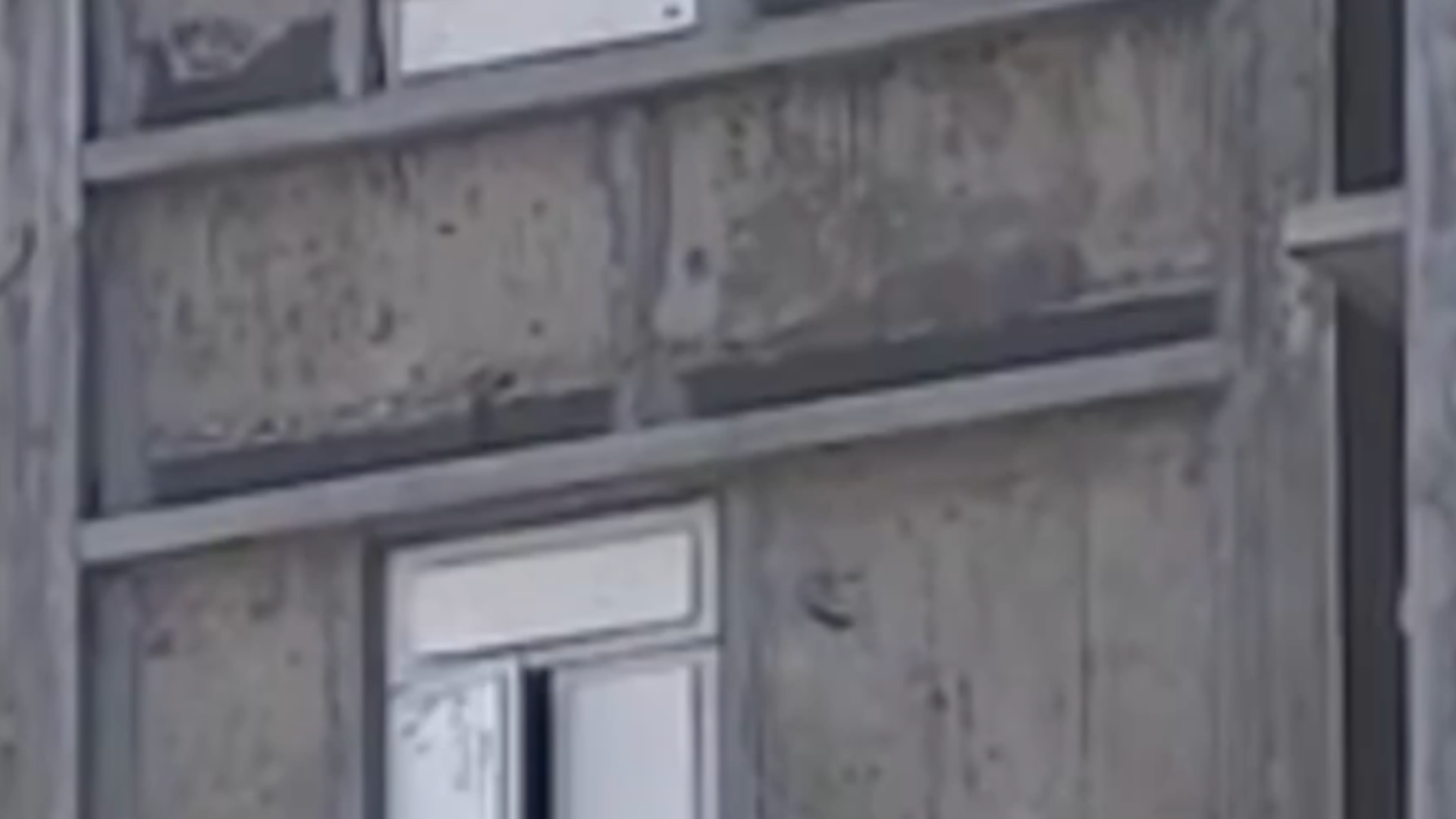 香港宏福苑近1700户居民今起分批回家收拾东西：有人准备拿回结婚证等有纪念价值物品；电梯损坏，有科技公司免费借外骨骼设备助居民爬楼