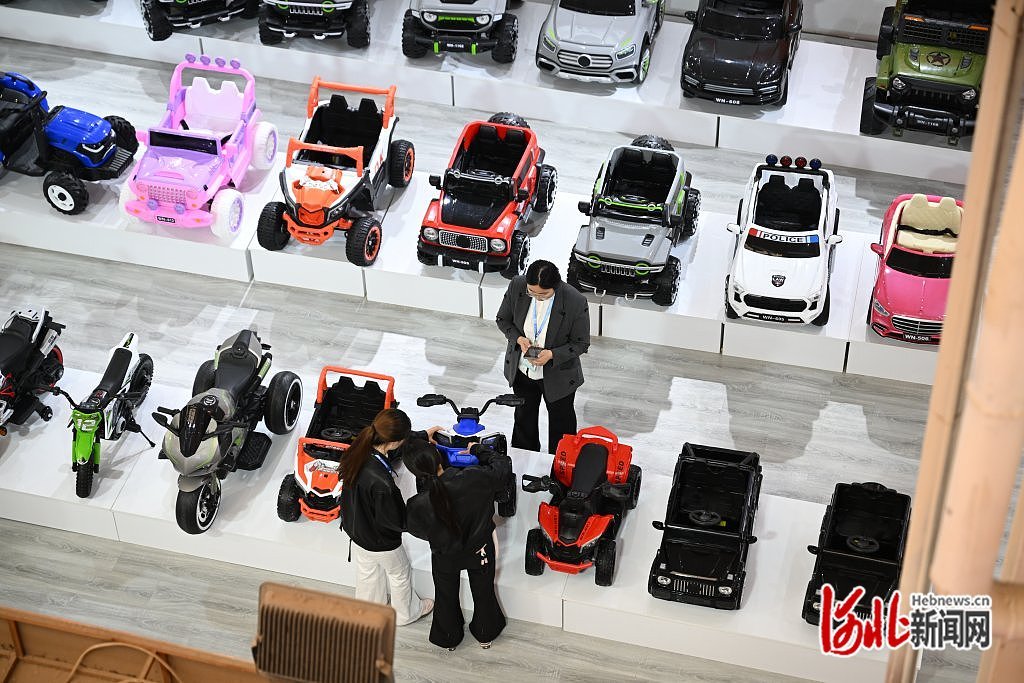 4月24日，客商在第二十一届中国・北方（平乡）国际自行车童车玩具博览会上参观选购商品。