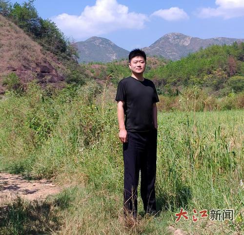 拍摄于赣州茶芫下，身后是龙潭山，朱强祖辈世代居住的地方。（图片由受访者提供）