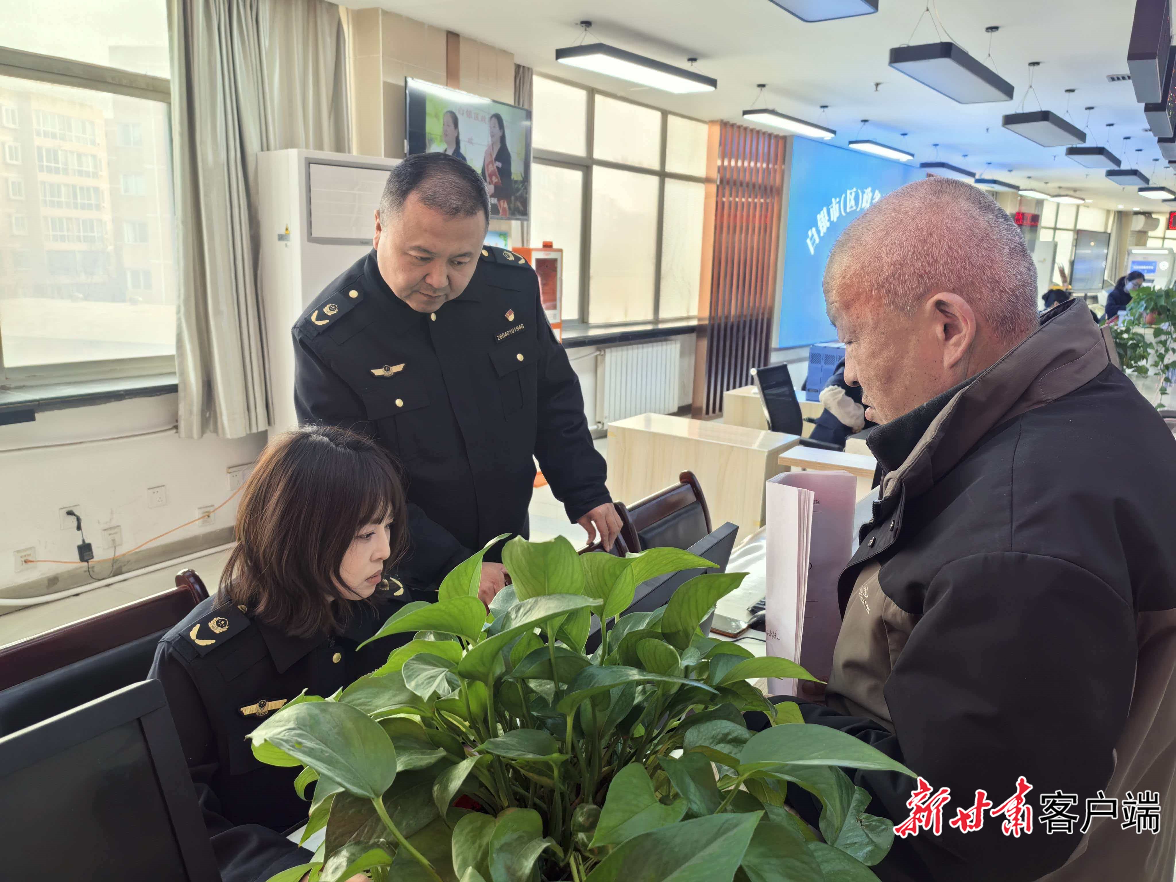 群众在白银市政务服务中心办理业务