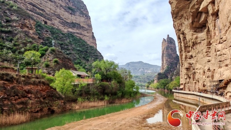 沿黄河峡谷而建的栈道，通向崖壁深处的洞窟。