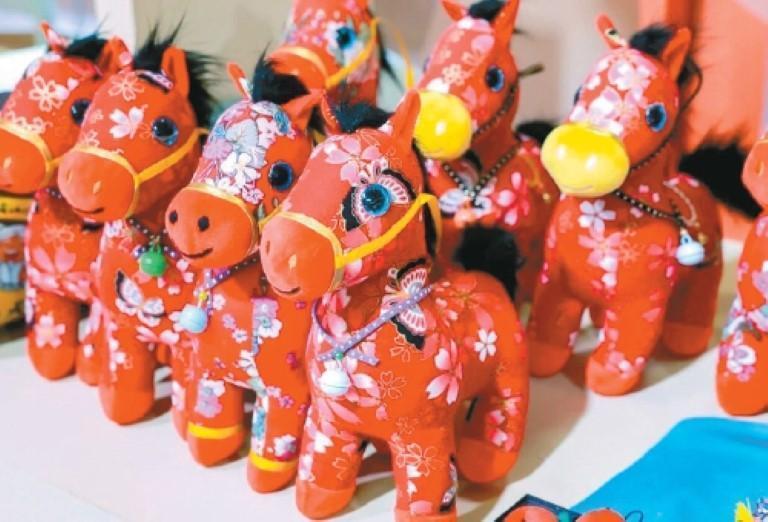 展区的非遗文创憨态可掬。