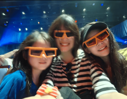 张梓琳和两个女儿一起出行。