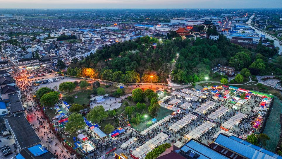 图为“三月三”民俗文化市集。盛义摄