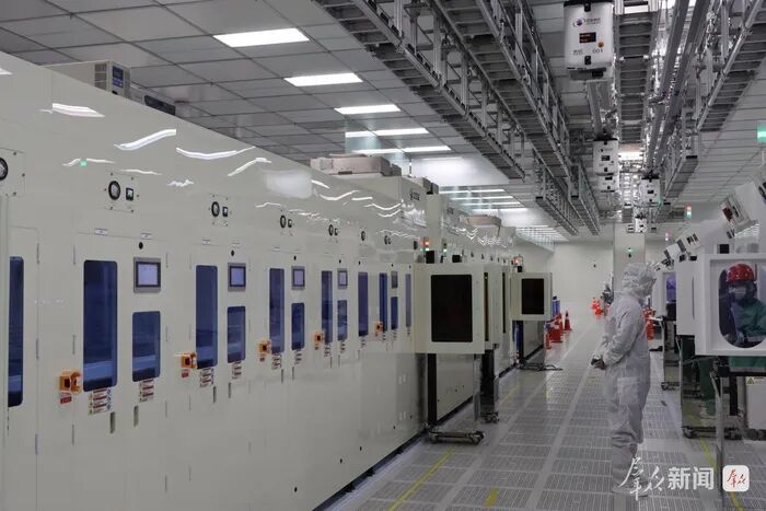 在陕西电子集团8英寸高性能特色工艺半导体生产线上，一线工人正在观察设备运行。 受访单位供图