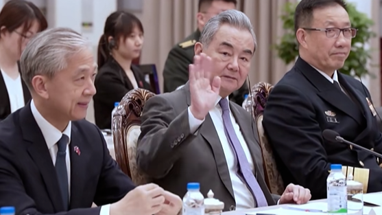 中柬“2+2”战略对话开始前，王毅向记者挥手告别，柬媒感慨