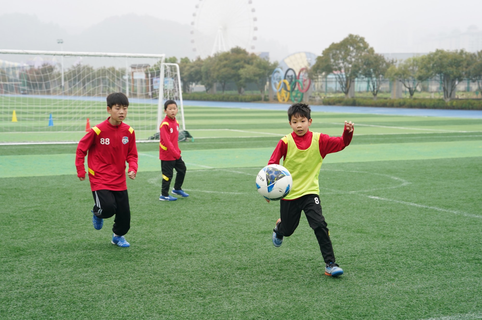 带球、奔跑、欢笑，新余这所小学的足球课太“燃”了