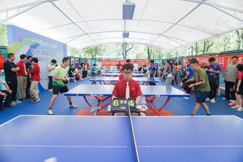 推挡、削球、扣杀……选手们全情投入，场边观众不断喝彩。