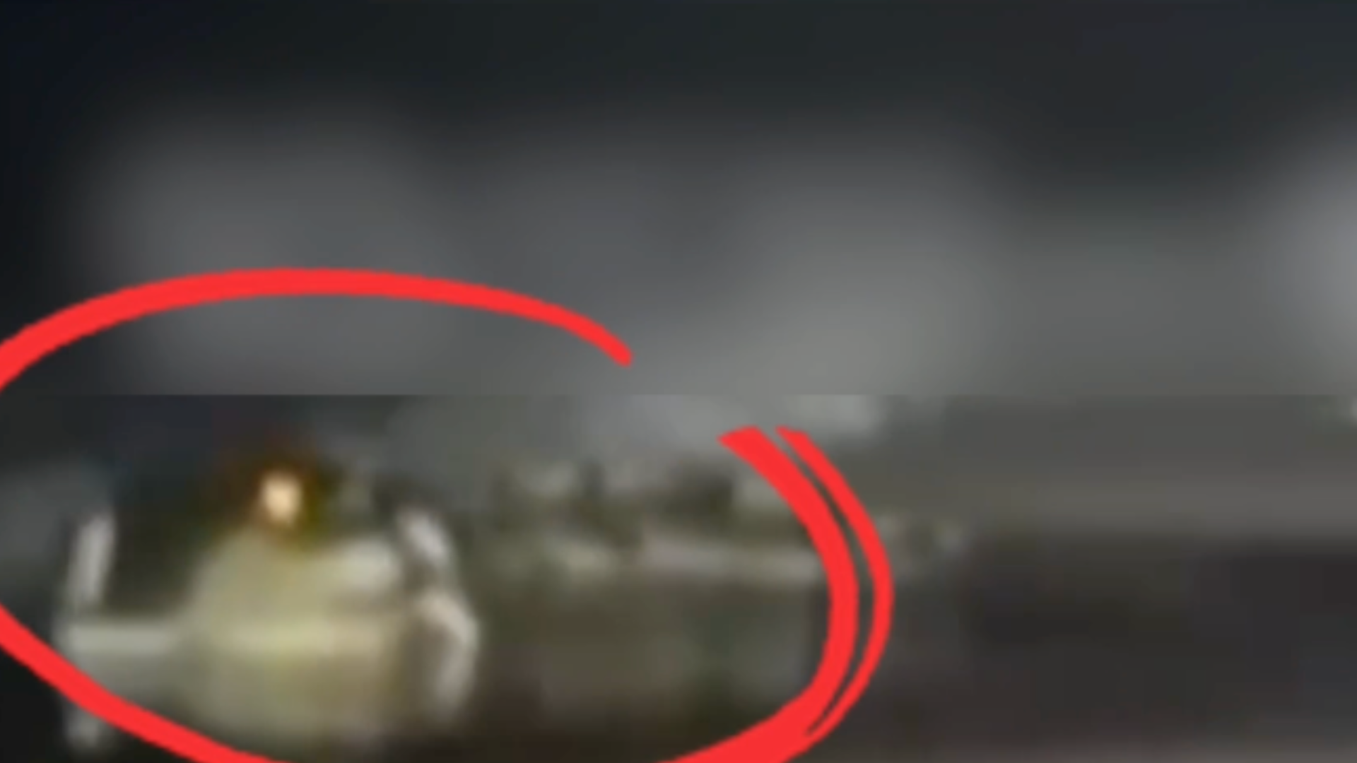 “夜色中一双发光的眼睛正盯着你”，澳洲一男子在沙滩边熟睡，遭鳄鱼撕睡袋袭击受重伤