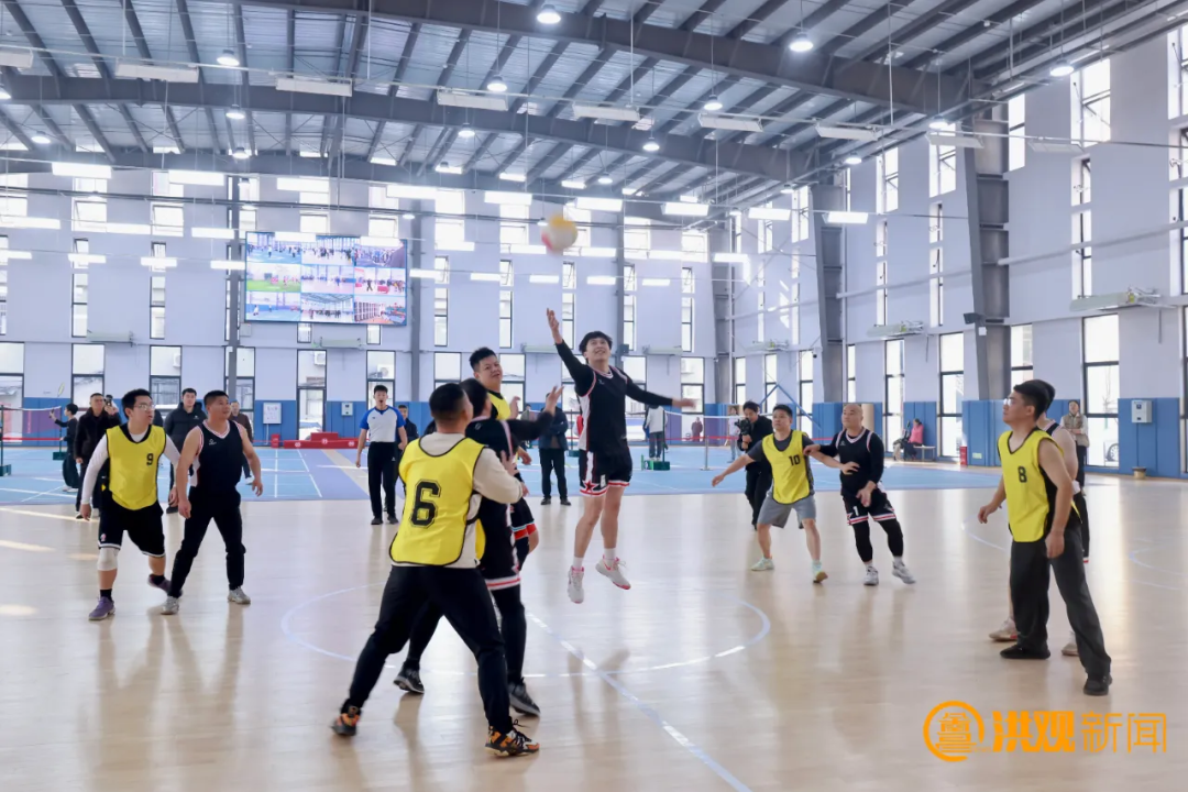 市民群众在南昌市社区体育馆青山湖区京东馆运动