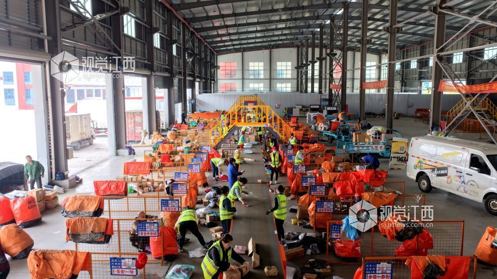 工作人员在分拣快递（ 宋靖辉 摄）