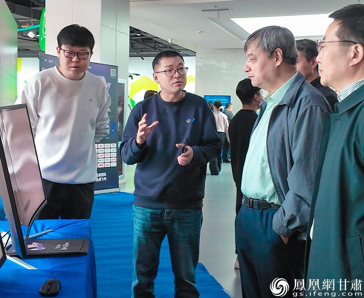 孙茂松（右二）了解甘肃AI产业发展情况　李德宇　摄
