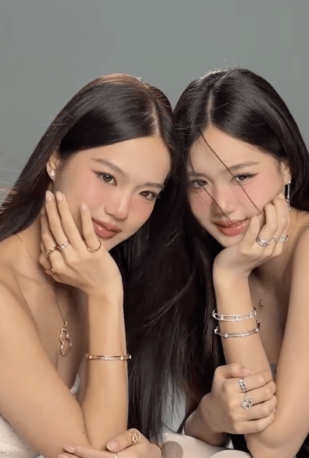 搜狐娱乐讯 近日，王亚飞给钟丽缇两个女儿化妆。