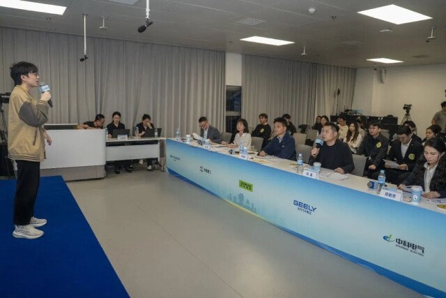 （4月18日，湖南师范大学江湾体育馆，求职者在参加“面试直通营”活动。湖南日报全媒体记者 童臻熙 摄）