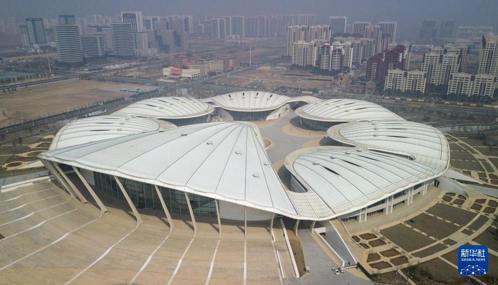 这是位于山东省青岛市的青岛&middot;上合之珠国际博览中心（3月26日摄，无人机照片）。新华社记者 徐速绘 摄