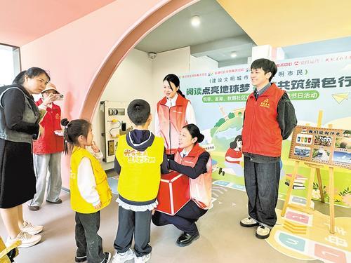 4月18日，雄安新区悦容社区、金湖社区、秋朗社区等共同开展世界读书日暨世界地球日主题活动。 雄安新区容东管委会供图