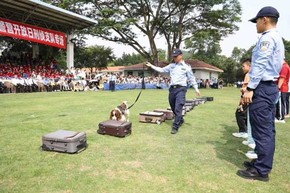 “犬”力以赴护平安 警民互动零距离  深圳公安2026年常态化警营开放日  刑侦专场萌动上演