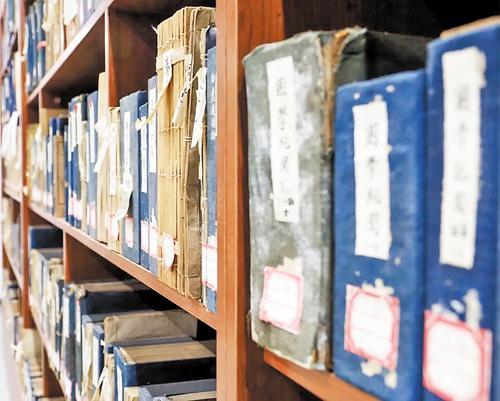 收藏于定州博物馆的古书籍（局部）展示。 定州博物馆供图