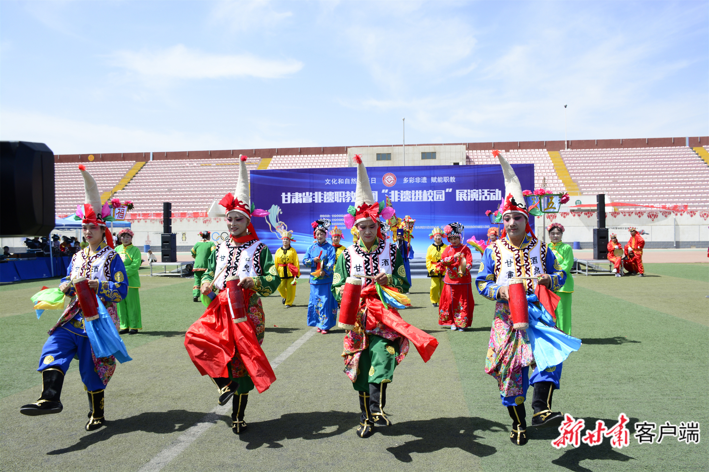 学生们在“非遗进校园”活动中表演舞蹈“酒泉地蹦子”（资料图）