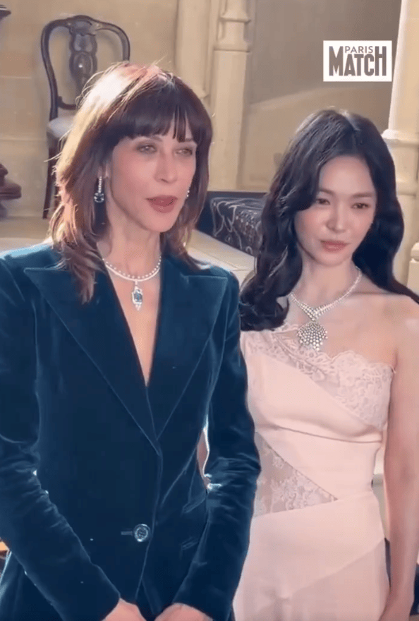 苏菲&middot;玛索与宋慧乔同框合影，二人热情聊天，氛围融洽。