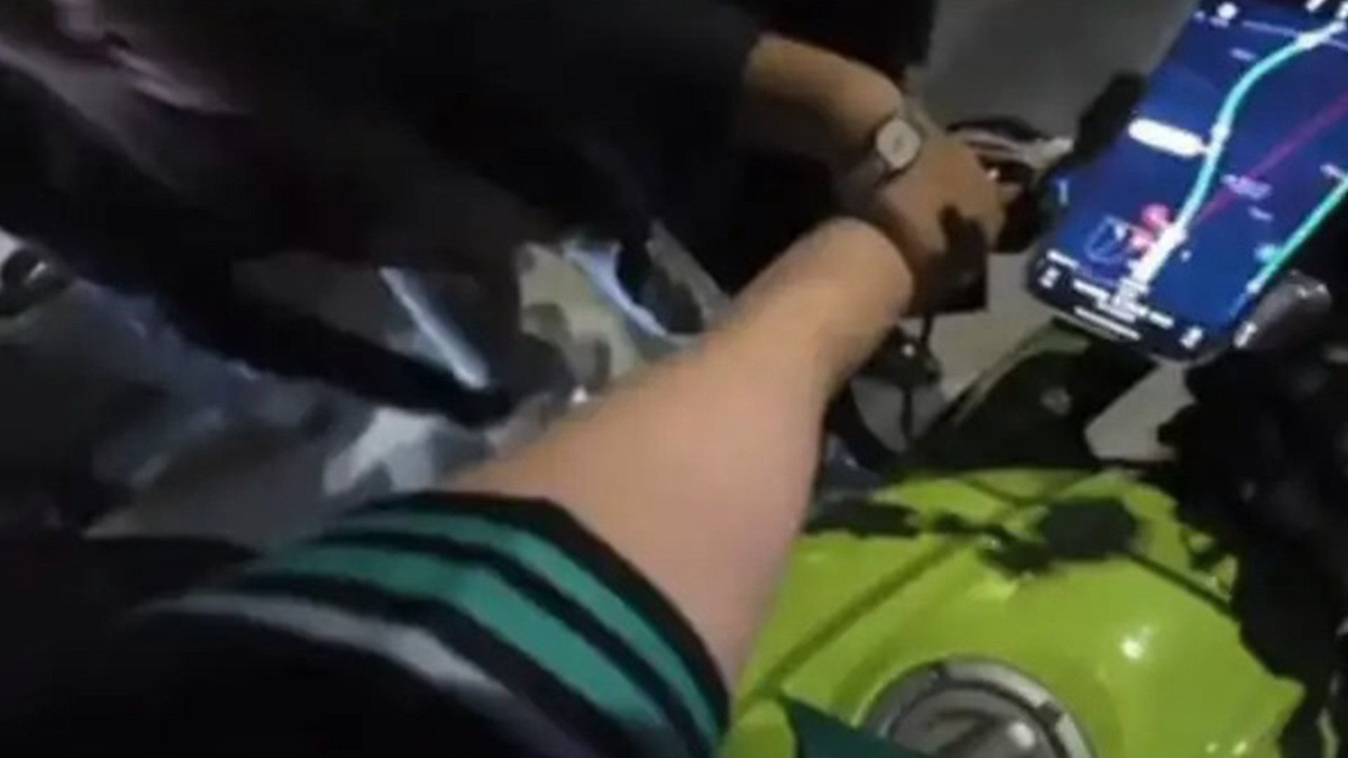 女摩托车主深夜回家，在路口遭3男子骚扰，被对方趁机摸腰后崩溃大哭报警，西安警方：3人造成恶劣影响，处以行政拘留