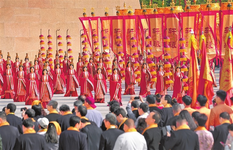 寻根门前，礼仪人员身穿典礼服饰，庄重肃穆。