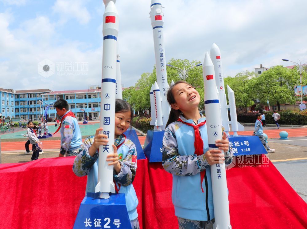2026年4月23日，江西省吉安市泰和县螺溪镇中心小学校园，学生们正在参观长征运载火箭模型，学习了解航天知识，迎接中国航天日。