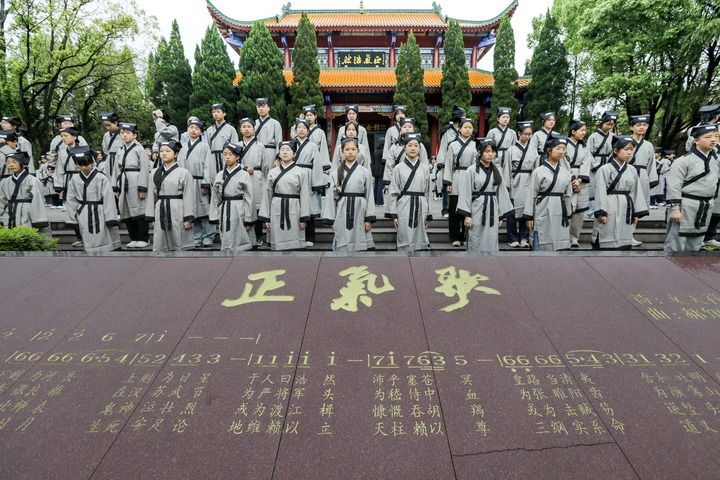 图为2026年4月17日，学生在文天祥纪念馆集体诵读《正气歌》等名篇。刘小荣摄