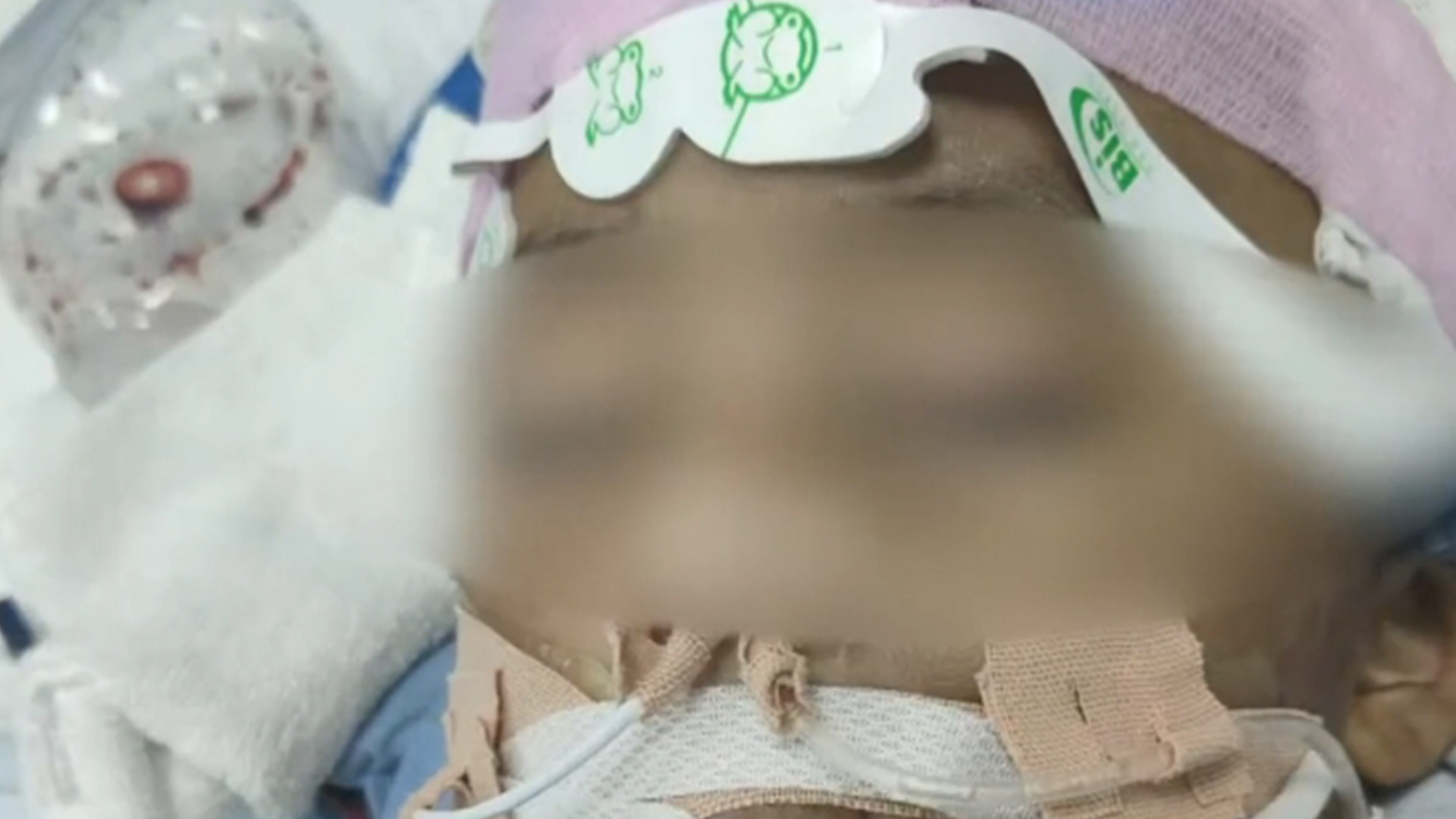 上海3岁男童遭生父女友虐待致死案一审宣判：被告人被判死缓，生母透露孩子生前长期挨饿受虐，弥留之际还在说“我爱我的妈妈”