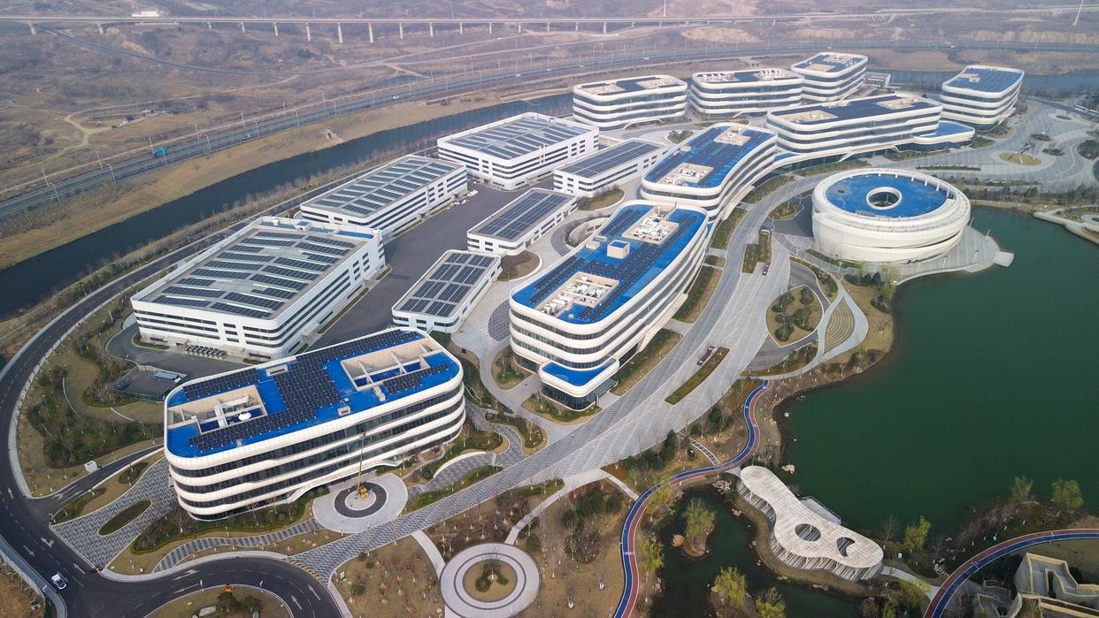 这是位于烟台市黄渤海新区的万华全球研发中心（无人机照片）。新华社记者 徐速绘 摄