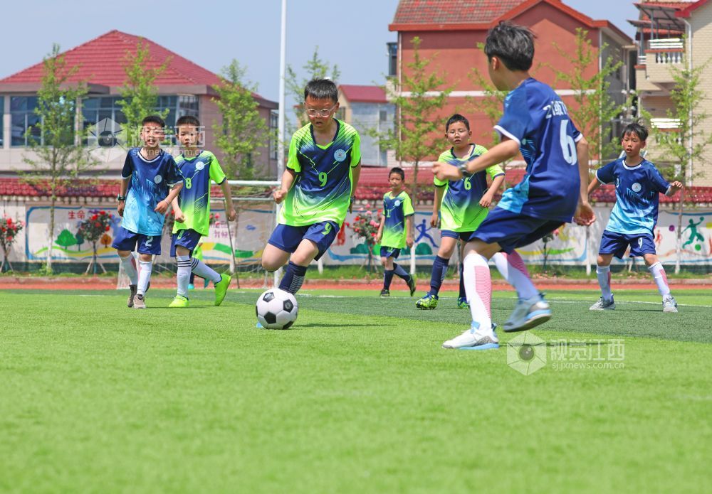 2026年4月20日，江西省吉安市泰和县滨江小学学生正在校园足球联赛上竞技比拼。