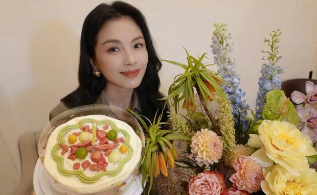 刘涛绽放温柔笑容，亲和力十足。