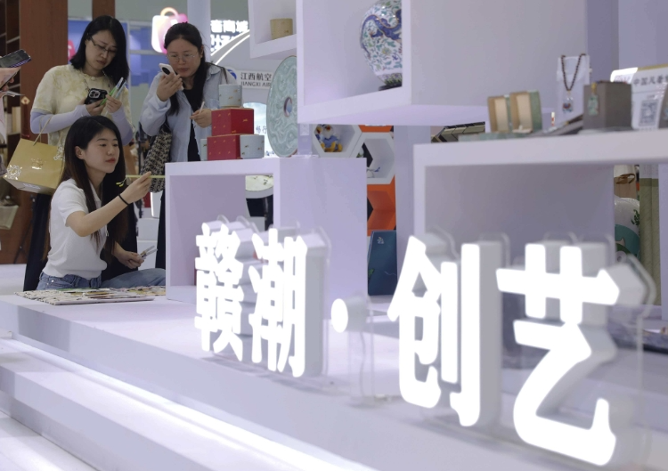 观众正选购商品。冯小敏/摄