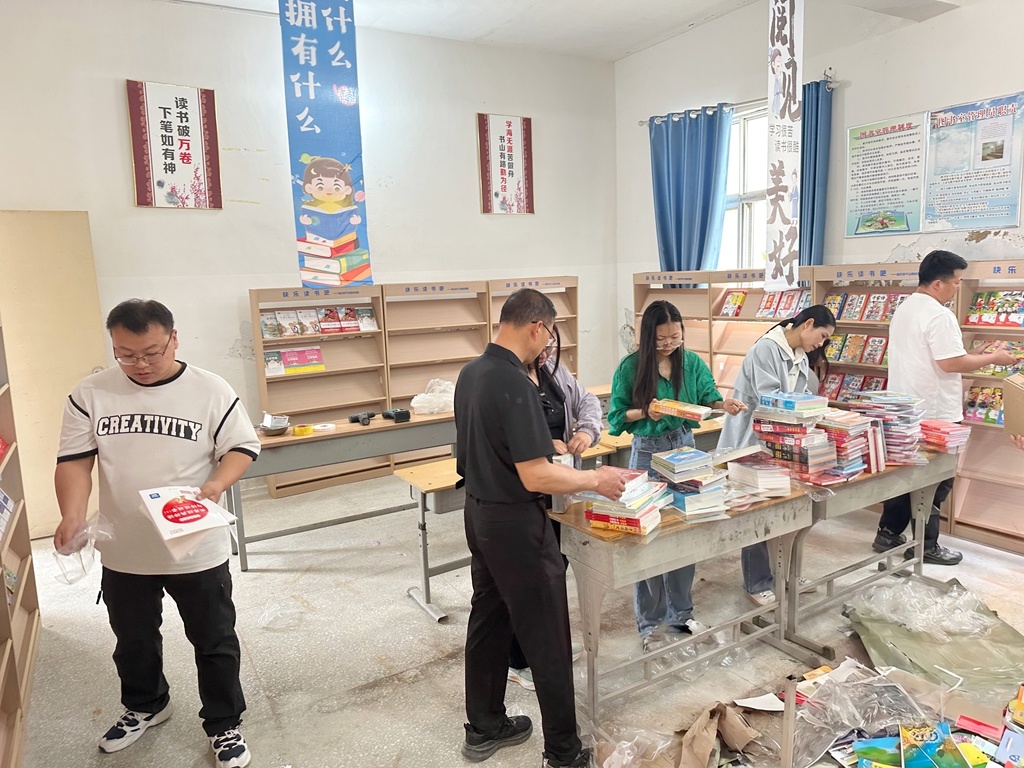 荣恒教育携手“春芽计划”，为河南3所乡村小学捐赠图书