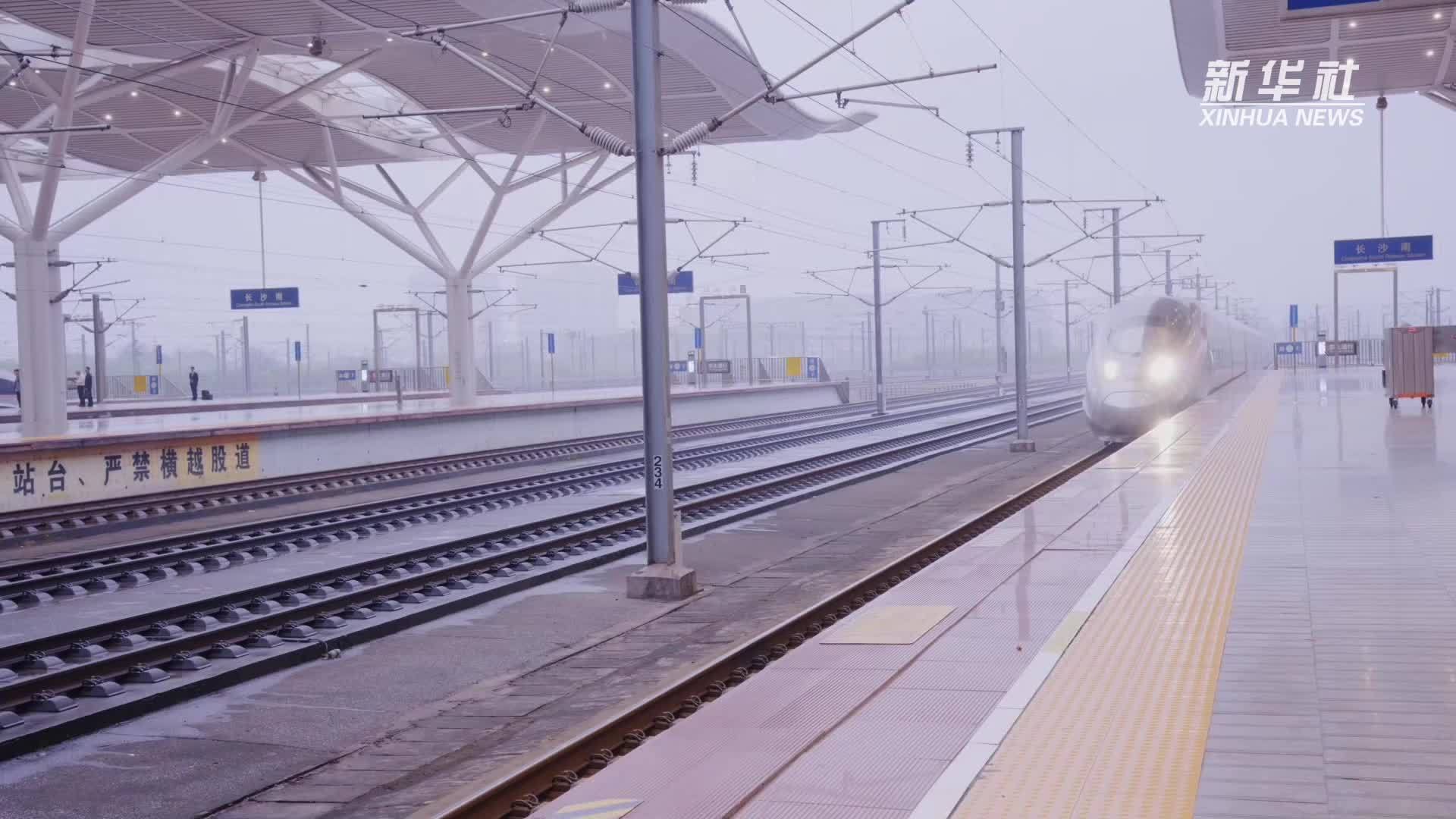 书香飘进G316次高铁车厢   开启全民阅读新旅程