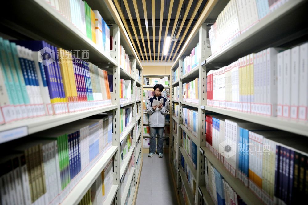 2026年4月21日，江西省吉安市峡江县城北学校图书馆，学生在阅读课外书籍。