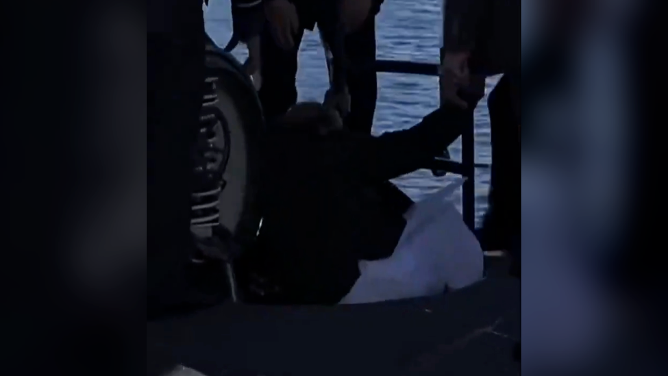 “社死”瞬间！印度防长参观德国潜艇，下舱时被舱门当场卡住