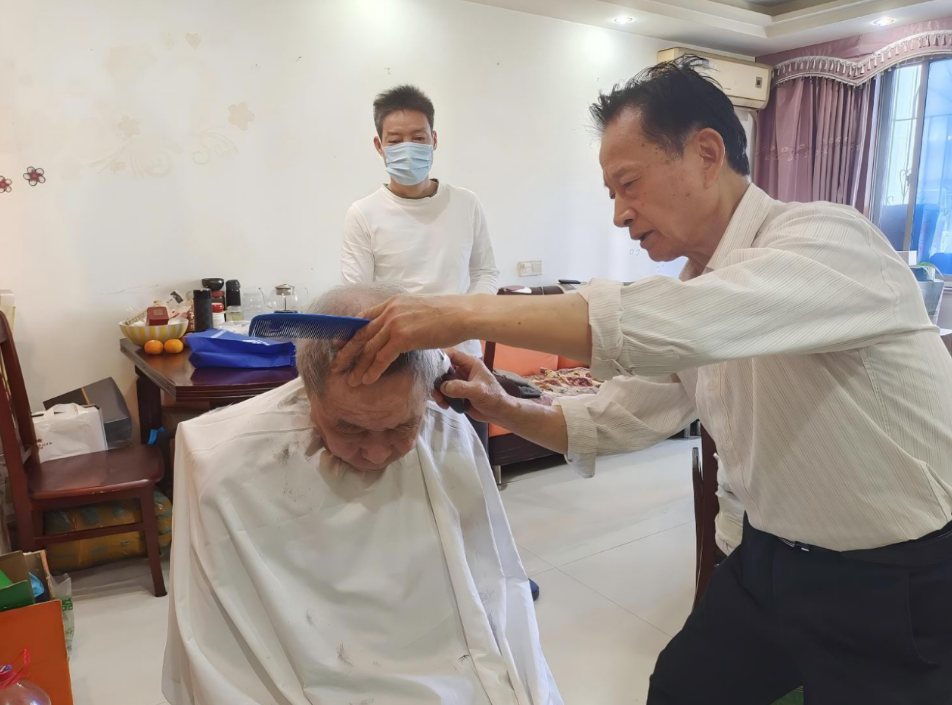 “香香爱心理发室”成员上门为老年人免费理发 社区供图
