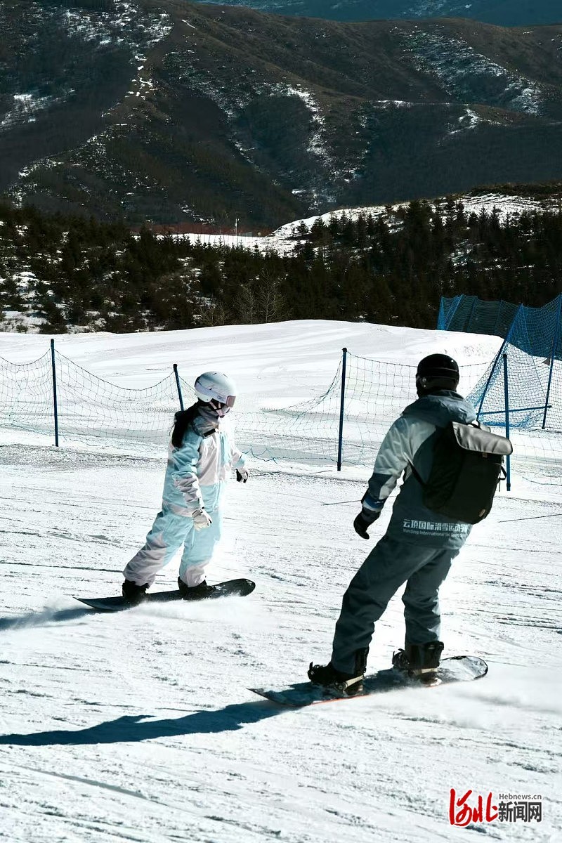 申帆教游客滑雪（受访者供图）