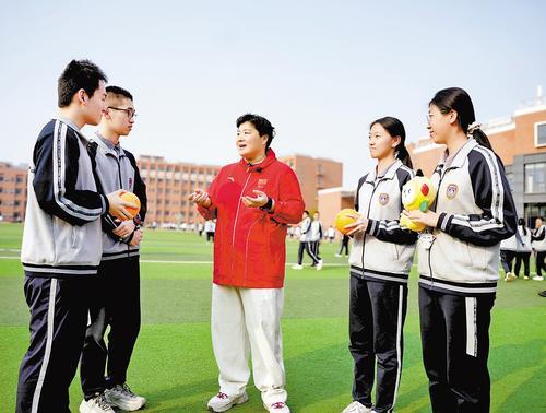 4月14日，省政协教科卫体委员会举办“委员科学讲堂”，邀请奥运冠军巩立姣走进石家庄市第二中学，讲述追梦旅程。图为巩立姣与学生们交流。 本报记者 刘冉摄