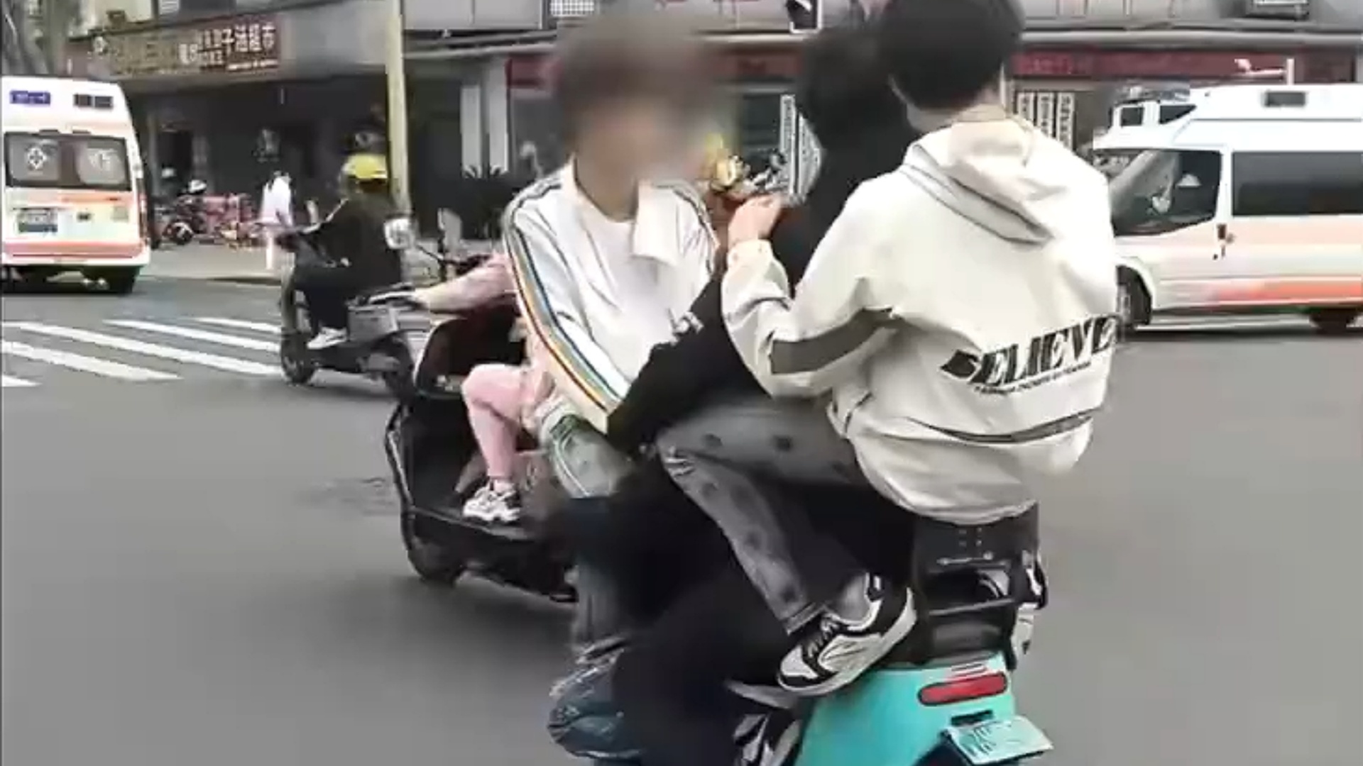 危险！4男子共骑一辆电动自行车，1人还倒坐在车筐里，交警回应：将核查处理